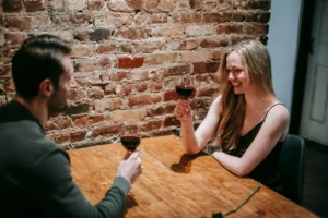 Coppia che cena per San Valentino con un calice di vino